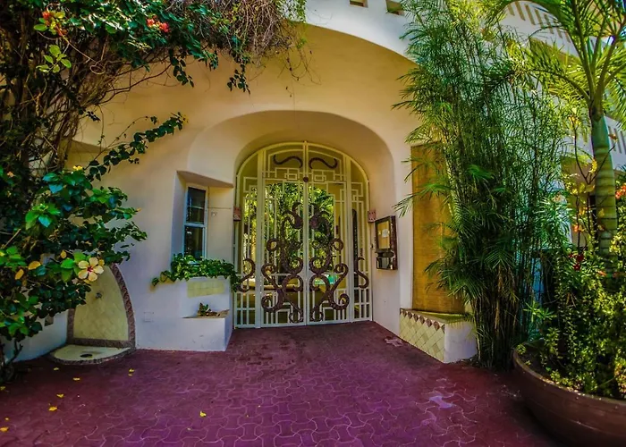 Royal Palms 10 *